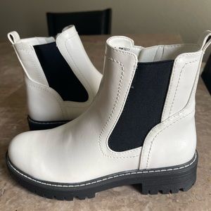 NEW SO White Chelsea Boots